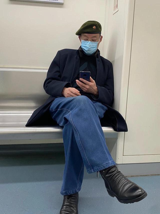被“杭州地铁爷爷”圈粉了！发不染黑、衣不扮嫩却个个洋气高级(图6)