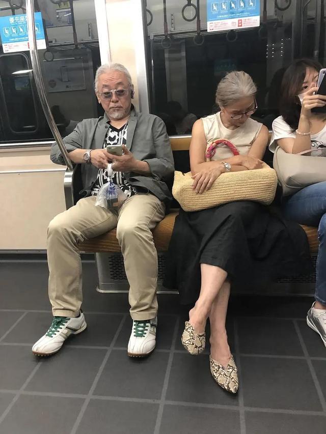 被“杭州地铁爷爷”圈粉了！发不染黑、衣不扮嫩却个个洋气高级(图3)