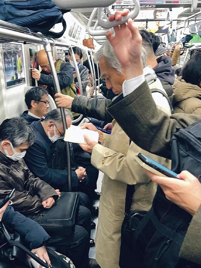 被“杭州地铁爷爷”圈粉了！发不染黑、衣不扮嫩却个个洋气高级(图1)