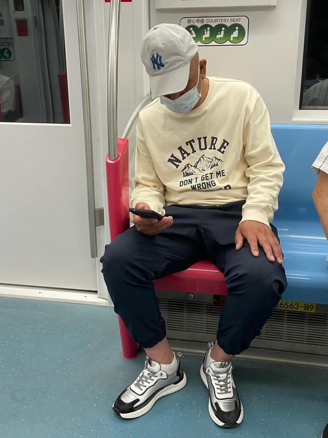 被“杭州地铁爷爷”圈粉了！发不染黑、衣不扮嫩却个个洋气高级(图7)