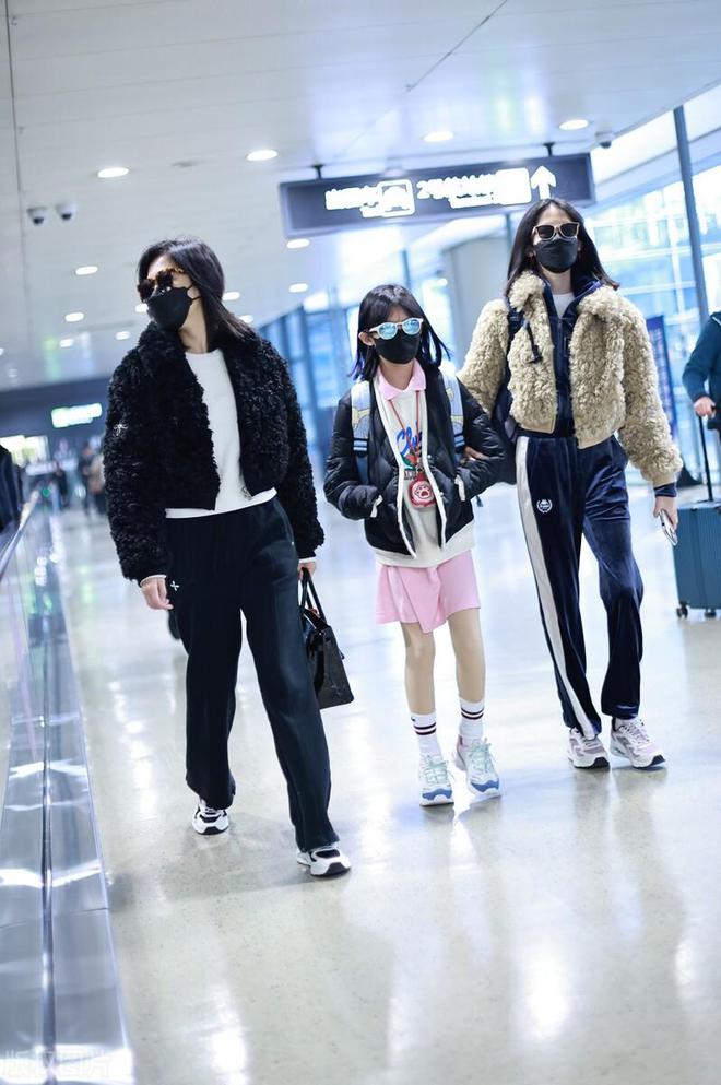 鲍蕾带两个女儿走机场贝儿穿运动裤很洋气小女儿也是“腿精”(图2)