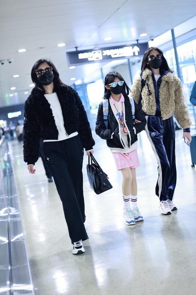 鲍蕾带两个女儿走机场贝儿穿运动裤很洋气小女儿也是“腿精”(图7)