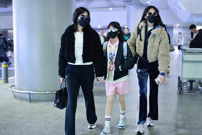 鲍蕾带两个女儿走机场贝儿穿运动裤很洋气小女儿也是“腿精”(图5)