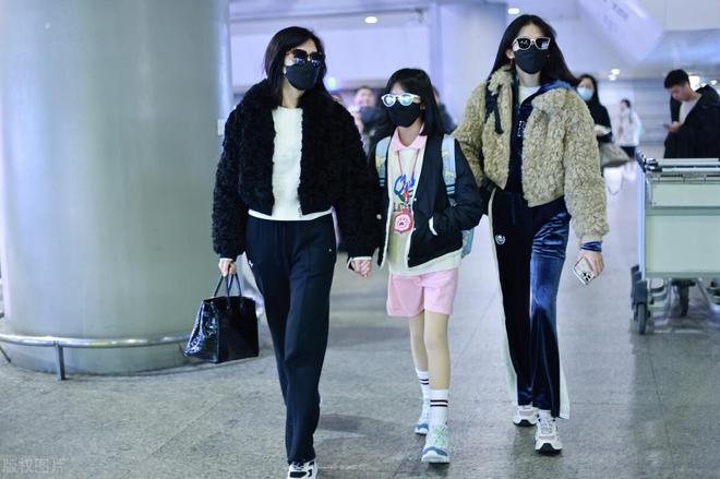 鲍蕾带两个女儿走机场贝儿穿运动裤很洋气小女儿也是“腿精”(图9)