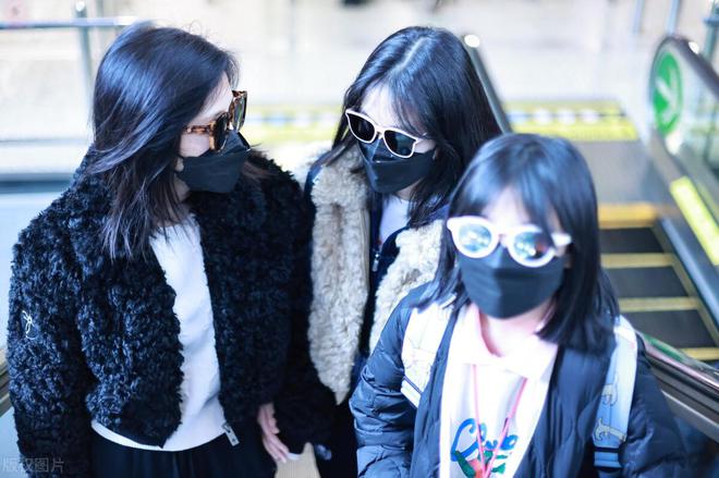 鲍蕾带两个女儿走机场贝儿穿运动裤很洋气小女儿也是“腿精”(图4)