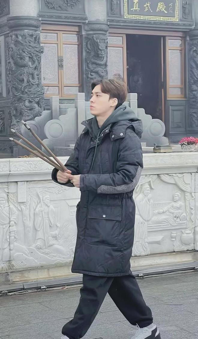李易峰逛超市耸肩怂怂的被疑穿补丁袄子走大街上已经认不出(图3)