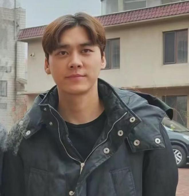 李易峰逛超市耸肩怂怂的被疑穿补丁袄子走大街上已经认不出(图2)