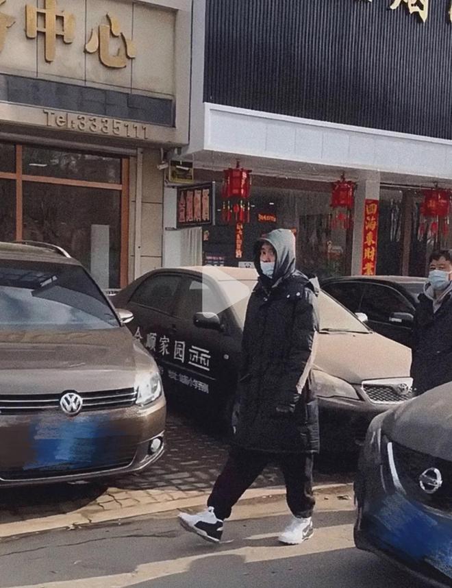 李易峰逛超市耸肩怂怂的被疑穿补丁袄子走大街上已经认不出(图4)