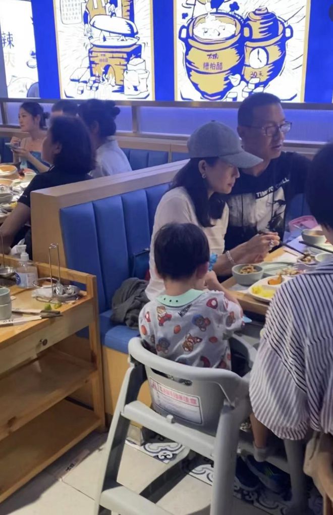 汪峰一家旅游拼桌吃火锅！章子怡脸自然下垂跟普通妇女无异！(图1)