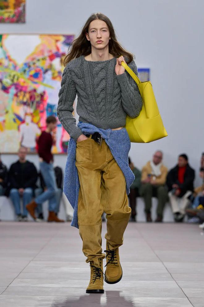 巴黎时装周｜LOEWE2024秋冬系列人为拼贴的“真实”(图1)