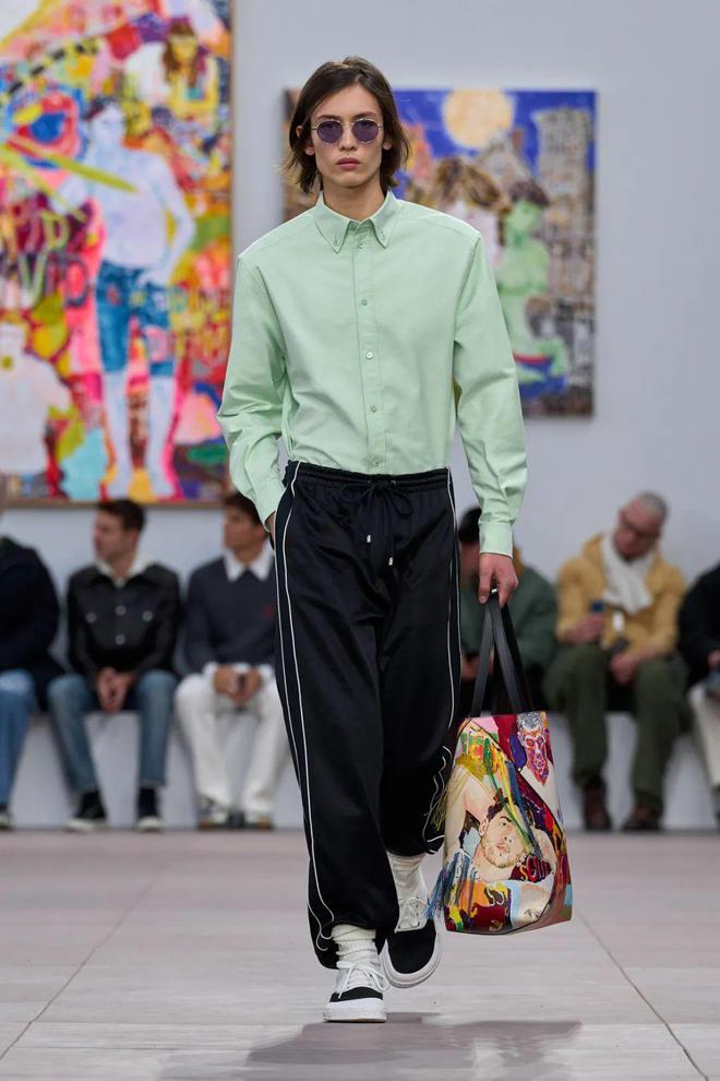 巴黎时装周｜LOEWE2024秋冬系列人为拼贴的“真实”(图8)