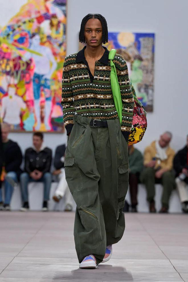 巴黎时装周｜LOEWE2024秋冬系列人为拼贴的“真实”(图10)