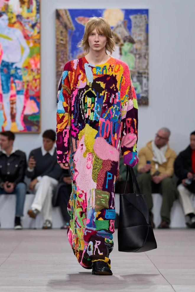 巴黎时装周｜LOEWE2024秋冬系列人为拼贴的“真实”(图11)