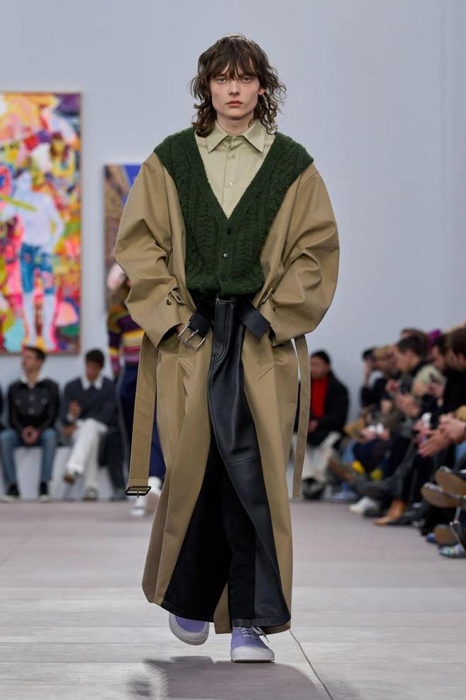 巴黎时装周｜LOEWE2024秋冬系列人为拼贴的“真实”(图12)