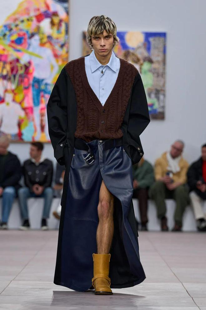 巴黎时装周｜LOEWE2024秋冬系列人为拼贴的“真实”(图15)