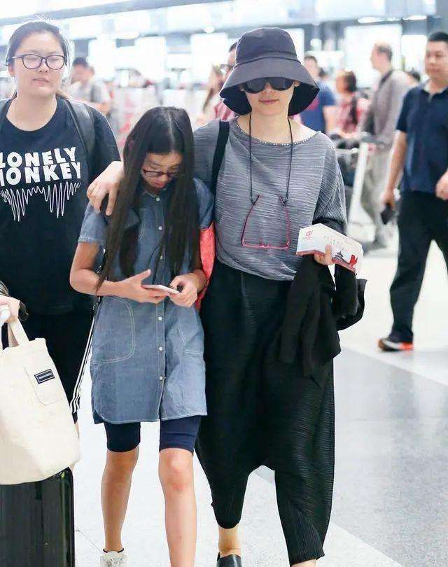 冯小刚养女和普通女孩没两样穿卫衣配运动裤走红毯也这么质朴(图4)