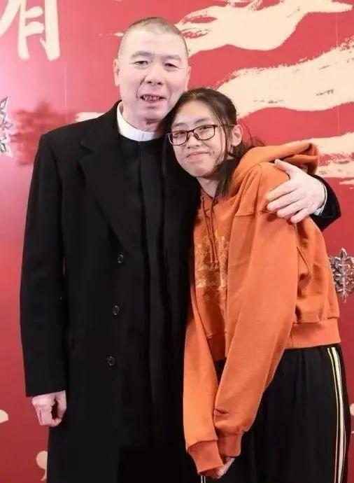 冯小刚养女和普通女孩没两样穿卫衣配运动裤走红毯也这么质朴(图1)