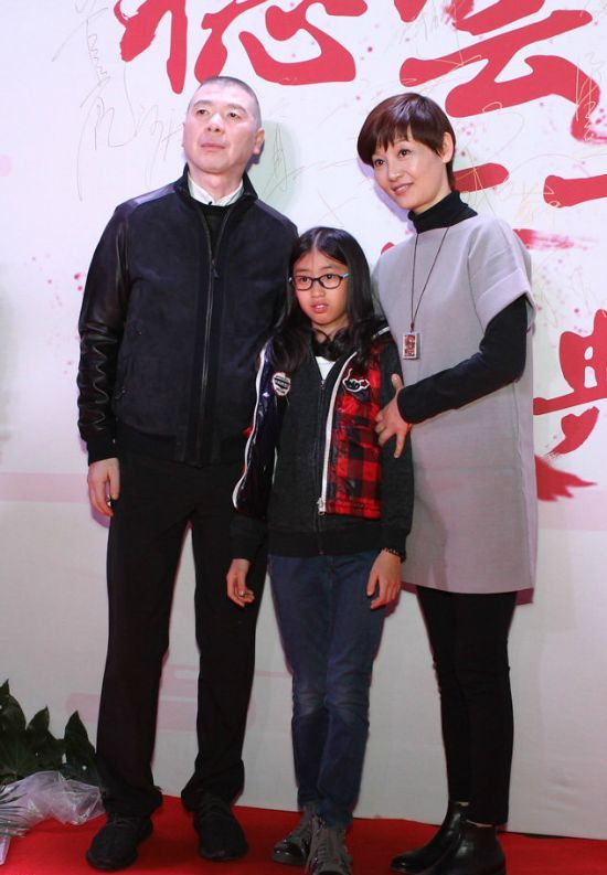 冯小刚养女和普通女孩没两样穿卫衣配运动裤走红毯也这么质朴(图3)