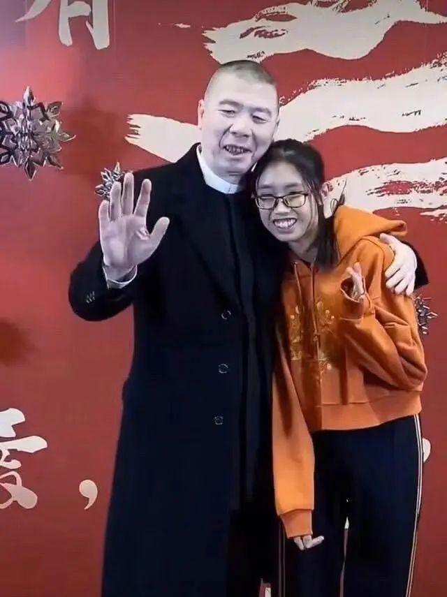 冯小刚养女和普通女孩没两样穿卫衣配运动裤走红毯也这么质朴(图6)