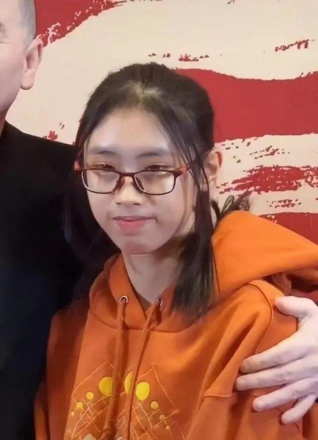 冯小刚养女和普通女孩没两样穿卫衣配运动裤走红毯也这么质朴(图7)