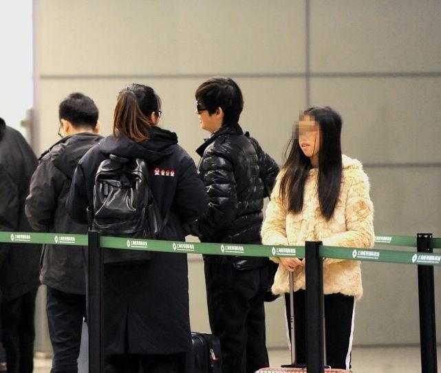 冯小刚养女和普通女孩没两样穿卫衣配运动裤走红毯也这么质朴(图8)