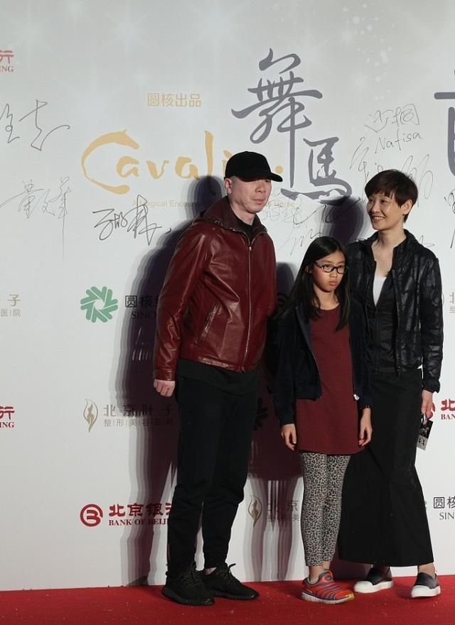 冯小刚养女和普通女孩没两样穿卫衣配运动裤走红毯也这么质朴(图10)