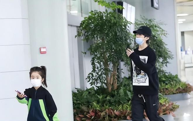 张亮儿子挺有个性印花卫衣盖住运动裤但仍看得出身材比例多好(图4)