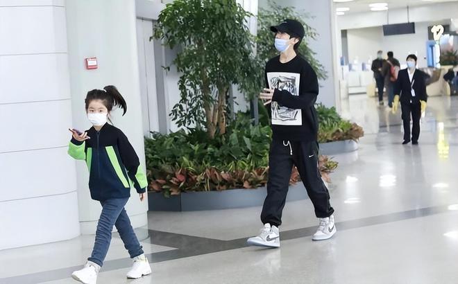 张亮儿子挺有个性印花卫衣盖住运动裤但仍看得出身材比例多好(图5)