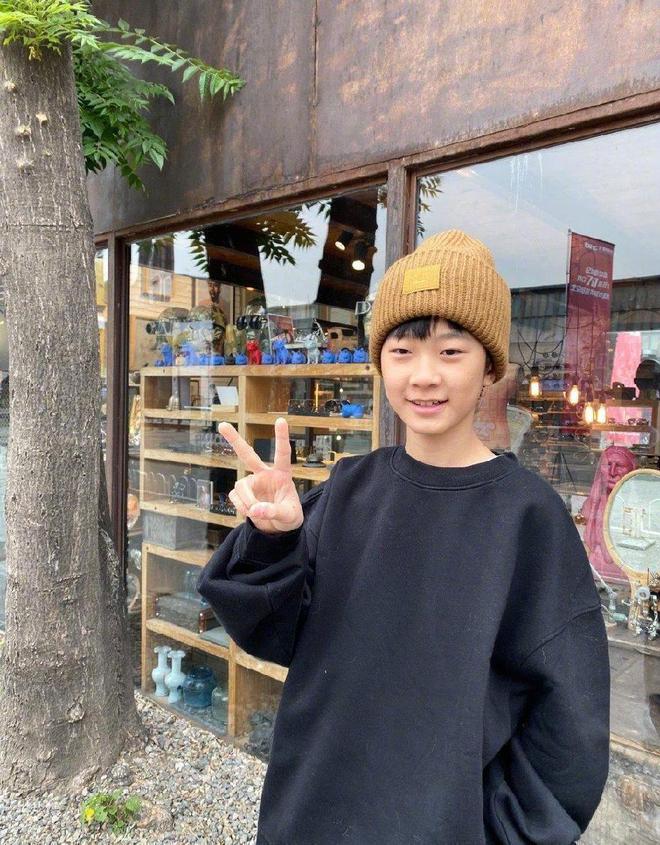 张亮儿子挺有个性印花卫衣盖住运动裤但仍看得出身材比例多好(图7)