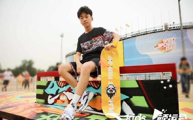 张亮儿子挺有个性印花卫衣盖住运动裤但仍看得出身材比例多好(图8)