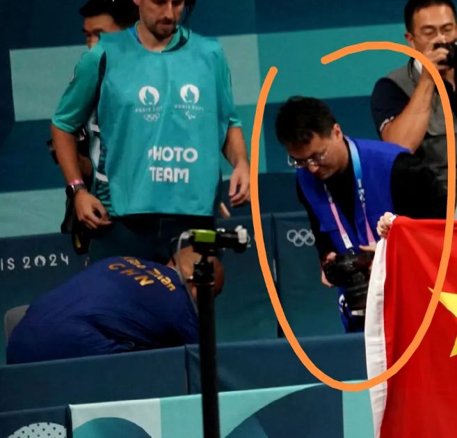 踩坏王楚钦球拍的人终于找到了！一个是欧美记者还有一个蓝衣服(图7)