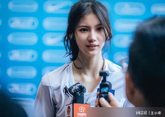 人红是非多！夏思凝运动裤长度遭网友吐槽：吴艳妮都没敢这么穿(图2)