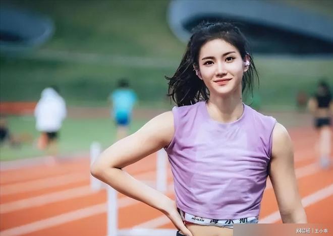 人红是非多！夏思凝运动裤长度遭网友吐槽：吴艳妮都没敢这么穿(图6)