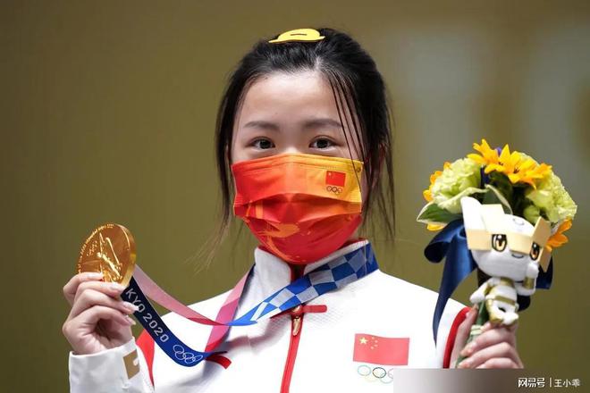 人红是非多！夏思凝运动裤长度遭网友吐槽：吴艳妮都没敢这么穿(图10)
