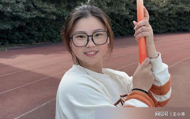 人红是非多！夏思凝运动裤长度遭网友吐槽：吴艳妮都没敢这么穿(图12)