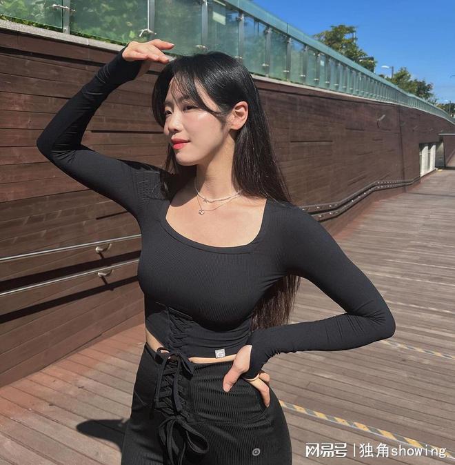 霸气又时尚！黑色紧身运动小衫搭配修身运动裤(图2)