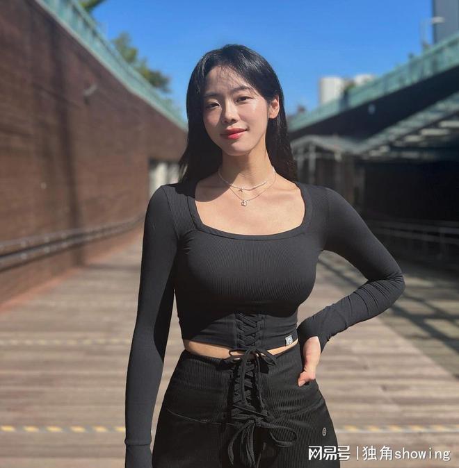 霸气又时尚！黑色紧身运动小衫搭配修身运动裤(图4)