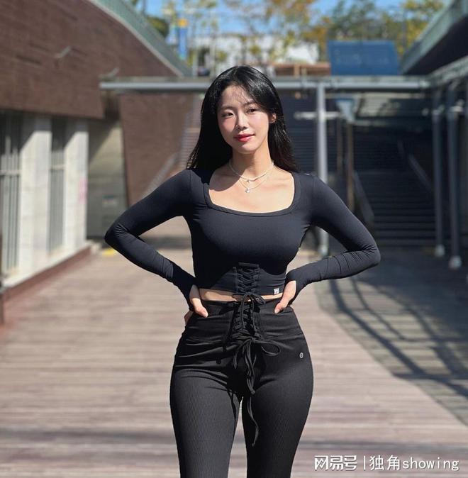 霸气又时尚！黑色紧身运动小衫搭配修身运动裤(图6)