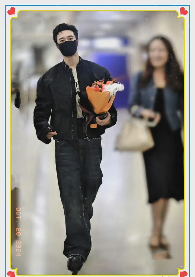 网友上海机场偶遇黄晓明穿着两件裤子引热议网友：欣赏不了(图1)