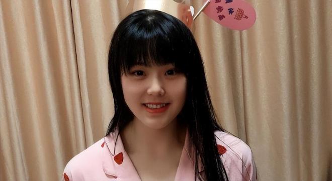 李月汝黑色紧身运动裤逛街201cm大秀长腿！完美身材引路人侧目(图3)