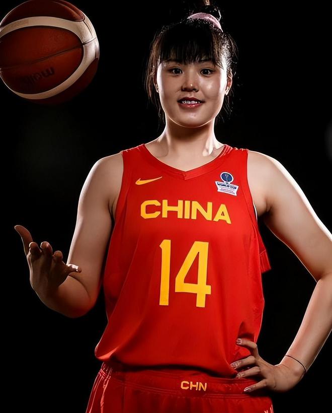 李月汝黑色紧身运动裤逛街201cm大秀长腿！完美身材引路人侧目(图4)