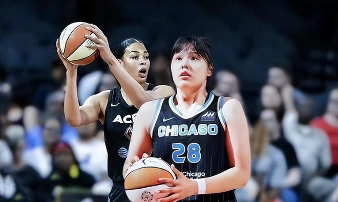 李月汝黑色紧身运动裤逛街201cm大秀长腿！完美身材引路人侧目(图5)
