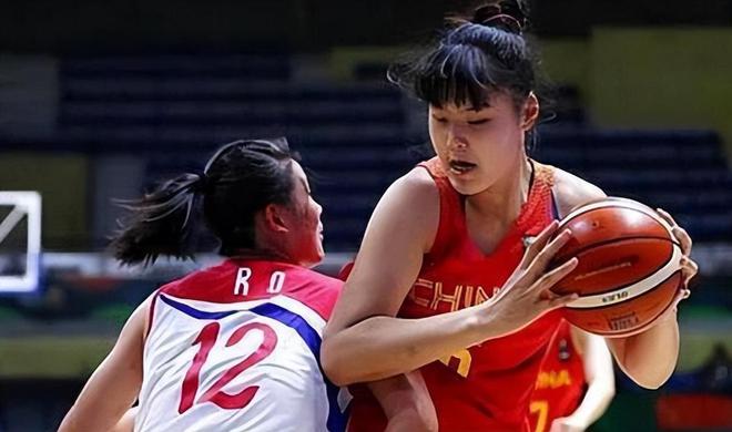 李月汝黑色紧身运动裤逛街201cm大秀长腿！完美身材引路人侧目(图9)