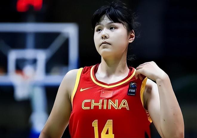 李月汝黑色紧身运动裤逛街201cm大秀长腿！完美身材引路人侧目(图8)