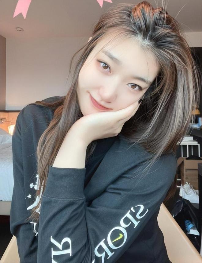 李月汝黑色紧身运动裤逛街201cm大秀长腿！完美身材引路人侧目(图10)