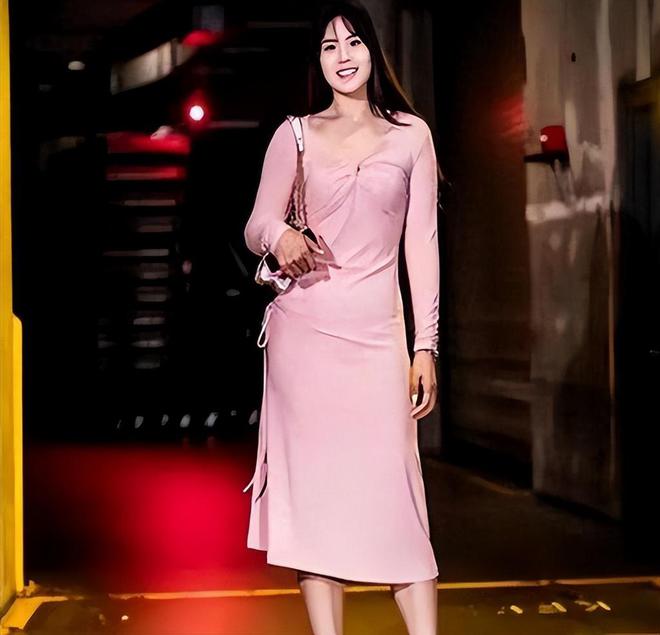 李月汝黑色紧身运动裤逛街201cm大秀长腿！完美身材引路人侧目(图14)