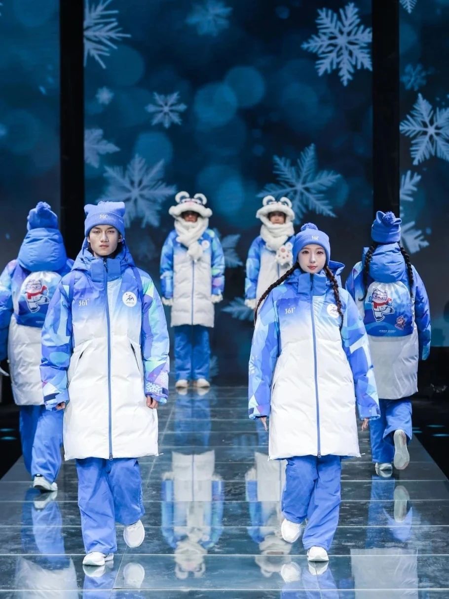 冰雪当燃！亚冬会运动服饰正式发布(图1)