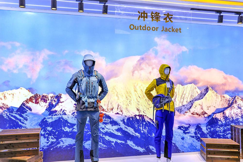 冲锋衣成秋冬服饰圈“顶流”新老玩家涌入分羹(图1)