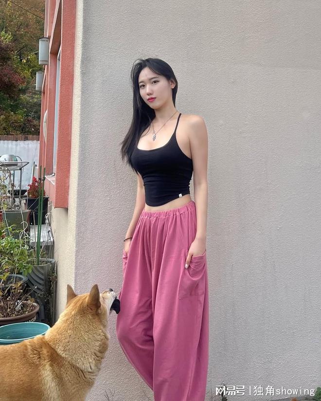 这套黑背心和粉裤搭配简直美到炸！你也想试试吗？(图5)