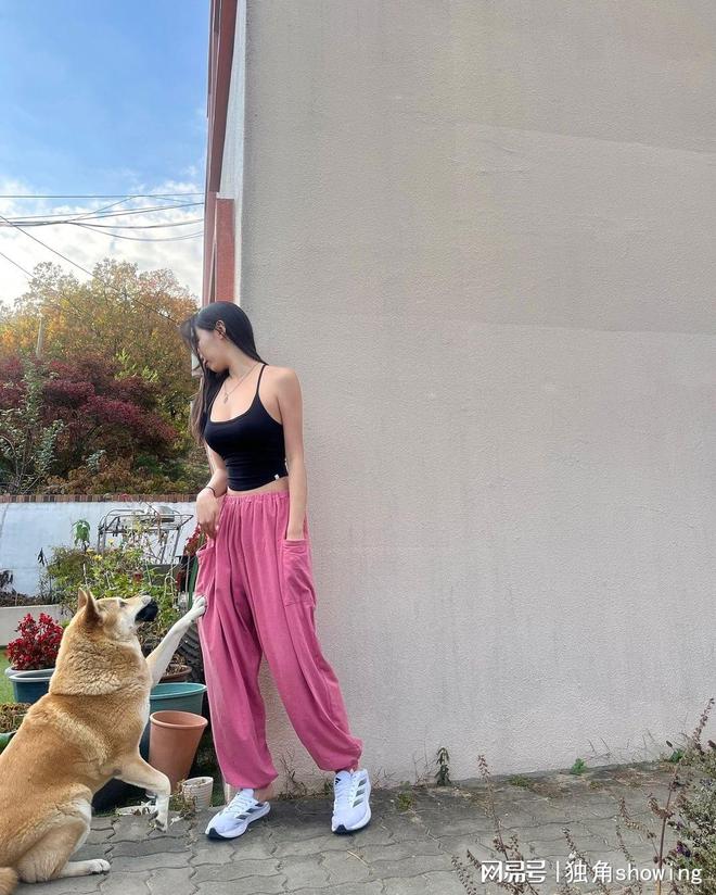 这套黑背心和粉裤搭配简直美到炸！你也想试试吗？(图1)